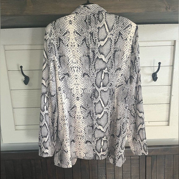 NWT CEZELE Snake Print Open Front Blazer Size: L - Picture 13 of 13